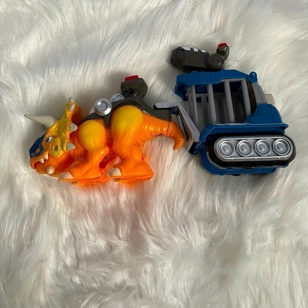3/$20 ❤️ 𝅺HASBRO Heroes Chomp Squad Yellow Triceratops with Jail Cell